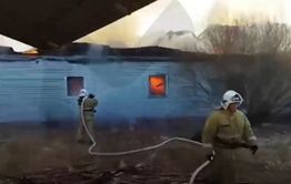Взрыв баллона с пропаном в горящем кафе в Забайкалье попал на видео