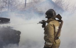 Два человека погибли при пожаре в поселке под Читой