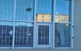 Осужденный на 10 суток ареста разбил окна Борзинского районного суда
