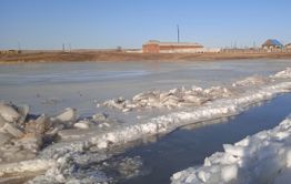 Ключи забили в Забайкальске после начала работ по созданию «ливневки». Говорят, что китайцы построили дамбу, чтобы использовать эту воду.