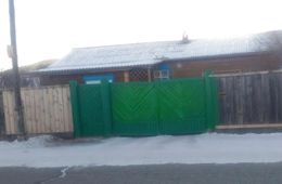 Слово «вор» написали на воротах главы Акшинского района