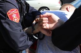 Десять человек напали на женщину и ограбили ее в Чите