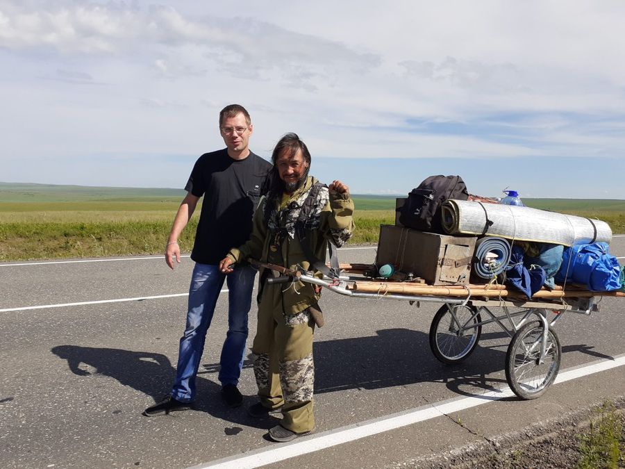 Водитель «Вечорки-Экспедиции» пообщался с якутским шаманом, идущим до Москвы