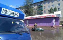 Жители Читы передвигаются на лодках по затопленной улице Лазо