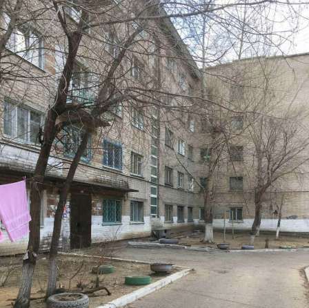 Читинка подставляет 6 ведер и 2 таза, чтобы ее комнату в общежитии не топило во время дождя