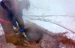 Пожарные спасли мужчину из горящего коллектора в Чите