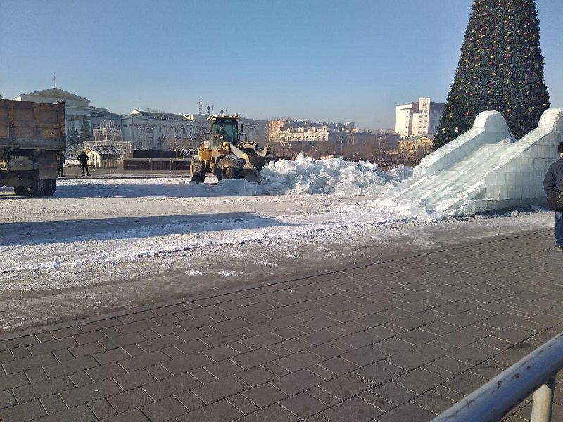 ​Ледовый городок начали сносить на площади Ленина в Чите