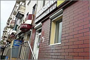 Закрытый по решению суда «Пивной квадрат» на Ленинградской, 58 в Чите продолжает спаивать читинцев