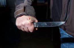 Мужчина устроил поножовщину в Краснокаменске и спрятался в школе