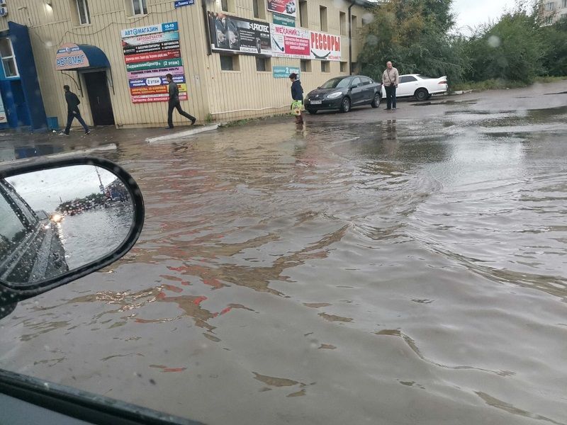 ​Ливень затопил улицы Читы, пешеходы идут по колено в воде
