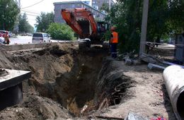 В Чите рабочие повредили канализационный коллектор