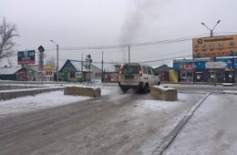 Жители Острова отодвинули бетонный блок на закрытом переезде через Лазо