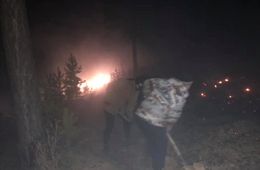 Жители забайкальского села тушат лесной пожар с помощью ведер, лопат и старого грузовика 