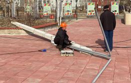 Два фонарных столба упали на площади Труда в Чите