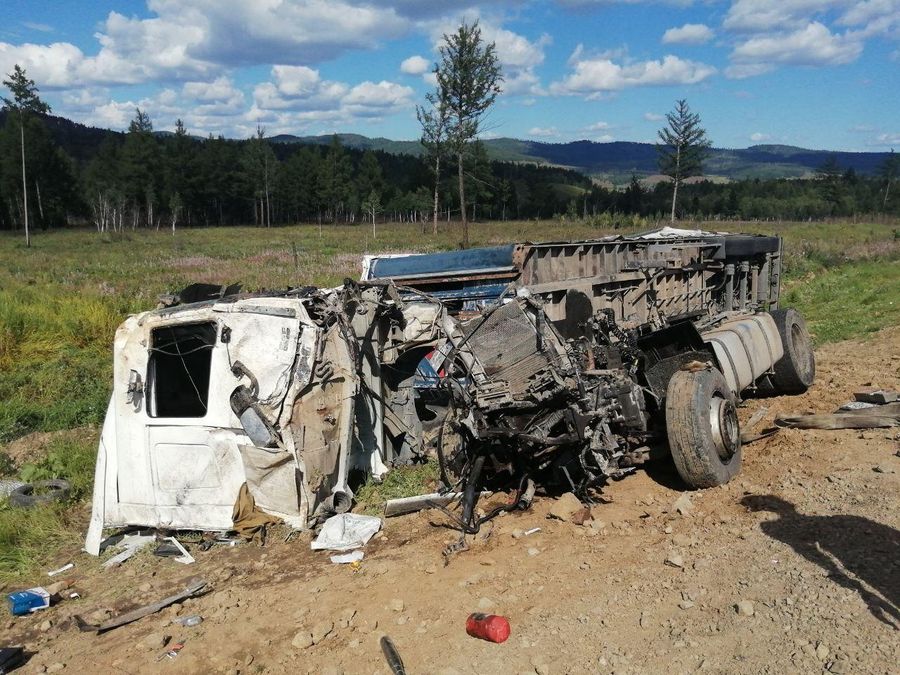 Фоторепортаж с места ДТП, где фура снесла дорожников в Карымском районе Забайкалья