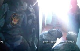 Видео с пытками заключенного, якобы снятое в колонии Забайкалья, появилось в сети 