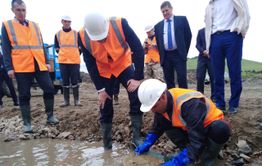 Врио поработал на гидромониторе на золотодобывающем прииске