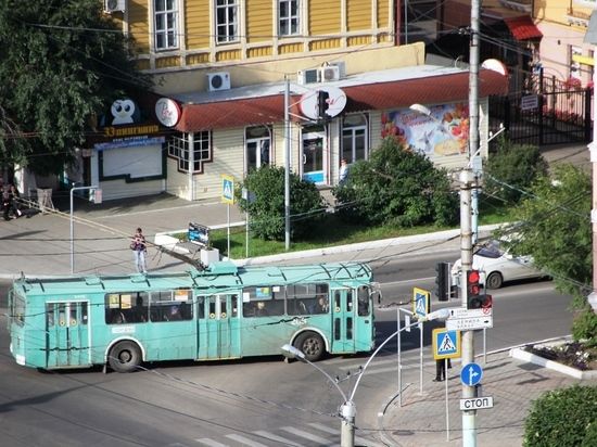 Легковушка въехала в троллейбус в Чите