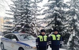 В Забайкалье инспекторы ДПС помогли доставить ребенка в больницу