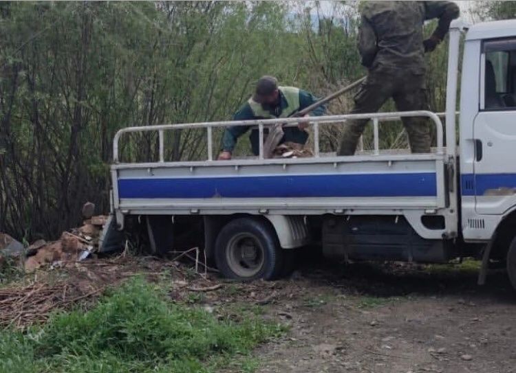 Жители Читы сняли автомобиль, из которого выбрасывали мусор на берег реки