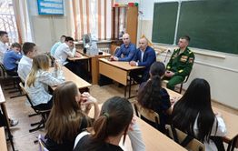 Ветеран СВО встретился со школьниками на 