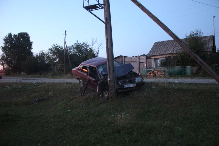 Пьяный читинец угнал у своего друга авто и врезался в столб 