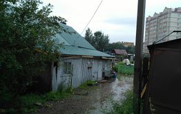 ​Сильные дожди топят деревянный дом в центре Читы (видео)