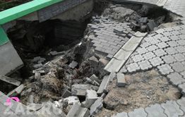 В самом центре Читы на остановке обрушился асфальт