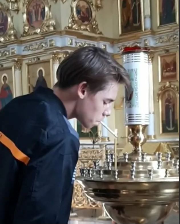 Покуривший в храме подросток просит деньги за комментарий