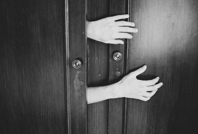 Читинец запер в квартире судебных приставов-исполнителей и зажал одному из них руку дверью