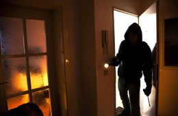 Забайкалка уснула, забыв запереть дверь, и ее обокрали 