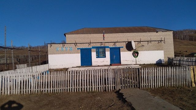 Сидя в грязи на золотом унитазе