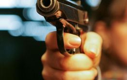 Следователи подозревают, что полицейский, обвиняемый в убийстве, инсценировал нападение на себя