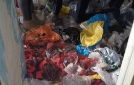 Заваленную мусором и собачьим пометом квартиру вскрыли в Забайкальске
