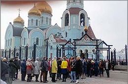 Большая очередь прихожан выстроилась к мощам Святой Матроны