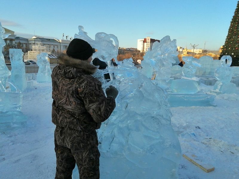 ​Ледовую скульптуру читинского художника на площади Ленина сломали рабочие (видео)