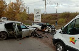 Лобовое ДТП в Чите. Водителей увезли в реанимацию.