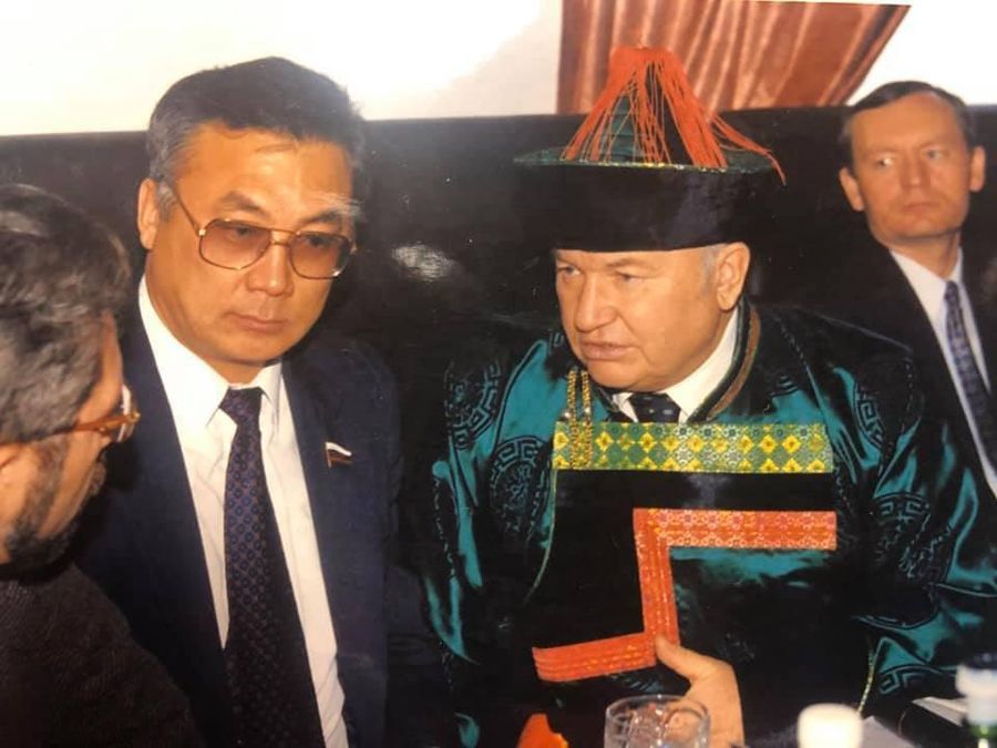 Сенатор Жамсуев: Лужков пел по-бурятски, но бараньим глазом я его не угощал, это фейк 