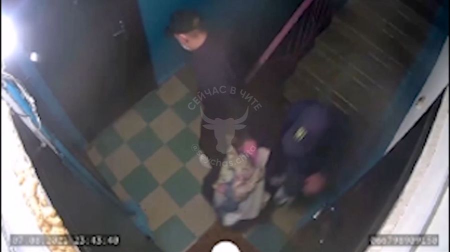 Как выносили тело убитой девушки в Шилке (видео)