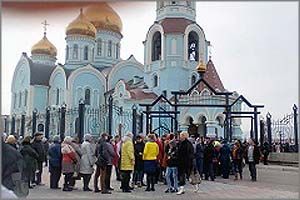 Большая очередь прихожан выстроилась к мощам Святой Матроны