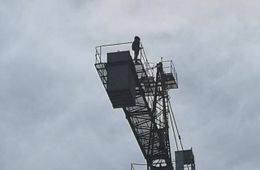 ​Девушка пытается спрыгнуть с крана на стройке в Чите — соцсети