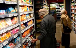 Получателям жилищных пособий предложили давать продуктовые карточки