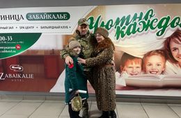 Врача-хирурга СВО торжественно встретили в аэропорту Читы
