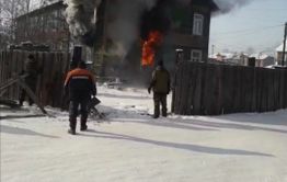 В Чернышевске горит деревянная двухэтажка