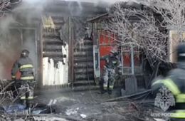 Шестнадцать человек эвакуировались из горящего дома в Чите