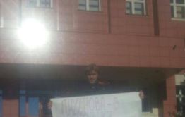 Общественник Захаров вышел к зданию правительства с плакатом в поддержку Ветрова