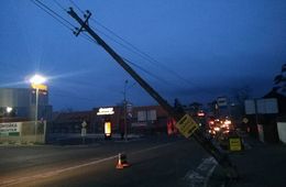 «Пизанский» столб накренился над улицей Богомягкова в Чите