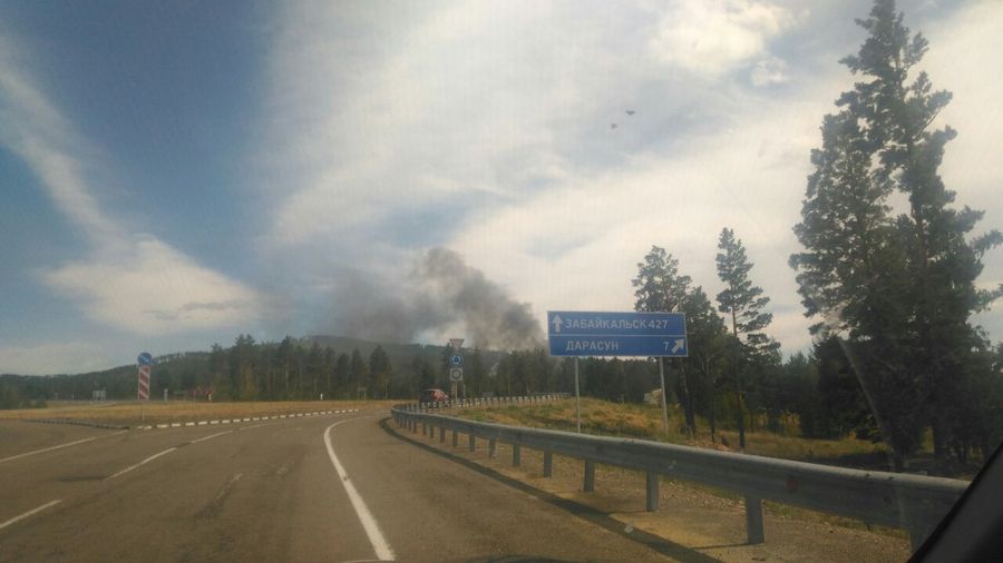 Черный дым от пожара на свалке под Дарасуном видно из Читинского района