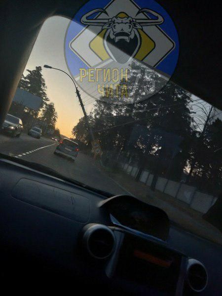 Столб повис на проводах на улице Коханского