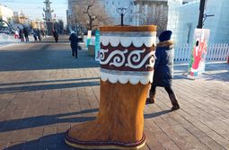 Гигантские унты на площади Ленина. Чита, 25 д...